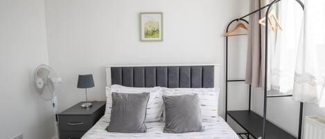 5 habitaciones, tabla de planchar con plancha y wifi gratis