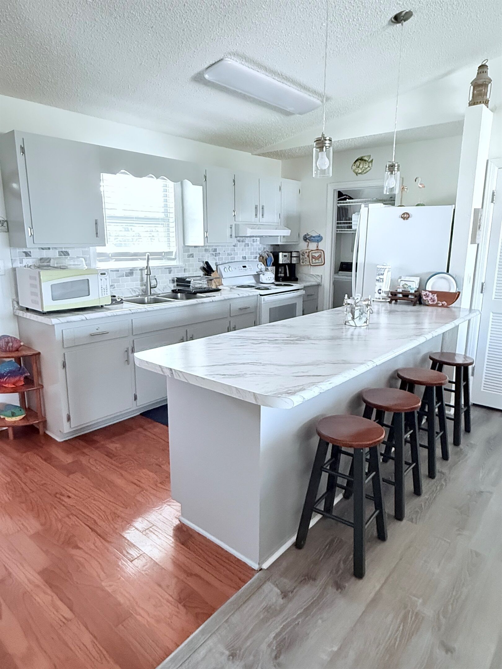 Micro-ondes, four, plaque de cuisson, cafetière/bouilloire