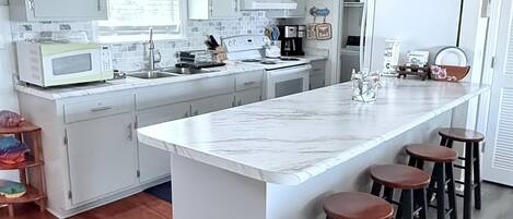 Micro-ondes, four, plaque de cuisson, cafetière/bouilloire