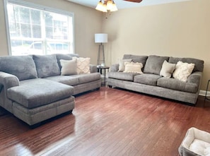 TV - Cozy Home on Golf Course: Near I-75 & Buc-ee`s (Richmond)