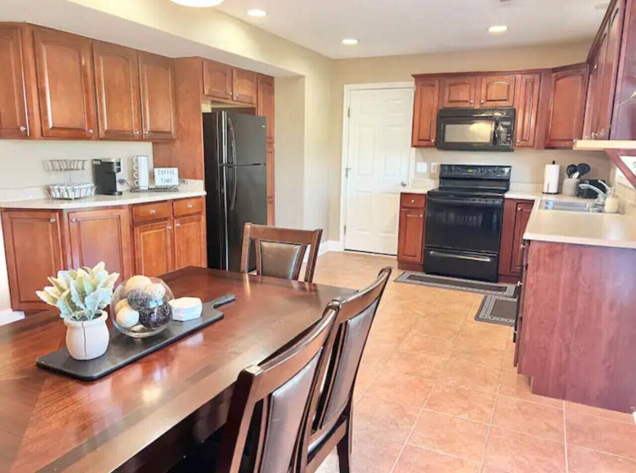 Réfrigérateur, micro-ondes, four, cafetière/bouilloire