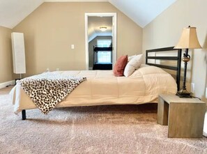 Desk, iron/ironing board, WiFi - Cozy Home on Golf Course: Near I-75 & Buc-ee`s (Richmond)