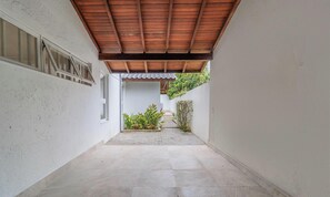 Property grounds - House w/ Pool and BBQ in Jurere - Rom0591 (Florianópolis)