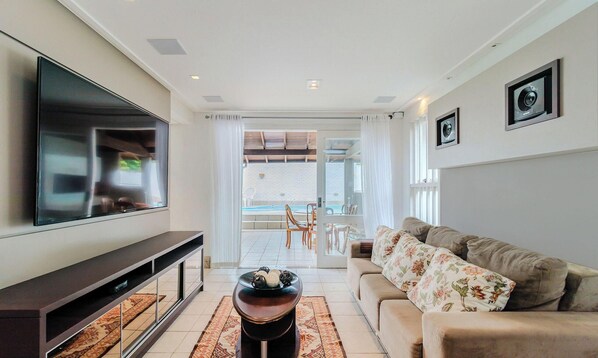 Living area - House w/ Pool and BBQ in Jurere - Rom0591 (Florianópolis)