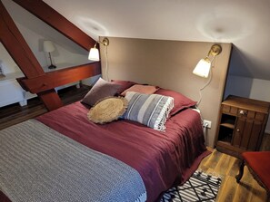 Desk, iron/ironing board, free WiFi, bed sheets - Beautiful, quiet house in the center of Saint-Amand (Saint-Amand-en-Puisaye)