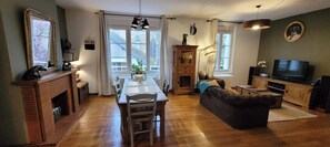 Smart TV, books, stereo