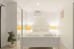 Tabla de planchar con plancha, wifi y ropa de cama