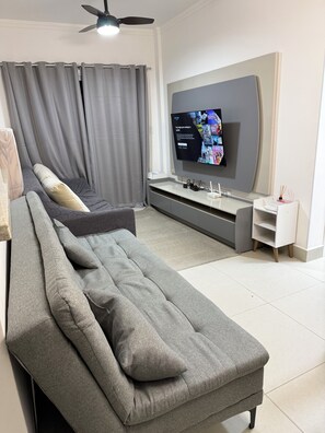 Smart TV - Beachfront apartment with charcoal grill and free Wi-Fi.  (Praia Grande)