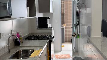 Geladeira, micro-ondas, cooktop, talheres/pratos/utensílios de cozinha