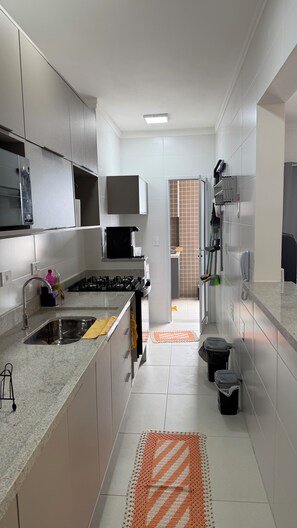 Geladeira, micro-ondas, cooktop, talheres/pratos/utensílios de cozinha