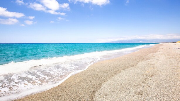 A beach with clear turquoise water and a pebbly shore. - 2 bedroom cozy apartment in Staletti (Staletti)