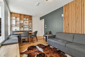 Living area - Three Bedroom - Newly Renovated - Washer/Dryer in New York (New York)