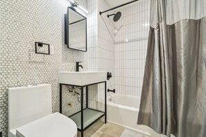 Shower, hair dryer, towels, soap - Three Bedroom - Newly Renovated - Washer/Dryer in New York (New York)