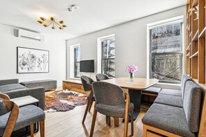 Dining - Three Bedroom - Newly Renovated - Washer/Dryer in New York (New York)