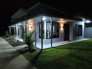 Exterior - Spacious 2-Home Retreat for Large Groups, A/C, Wi-Fi, TV & Washer/Dryer Included (San Isidro de El General)