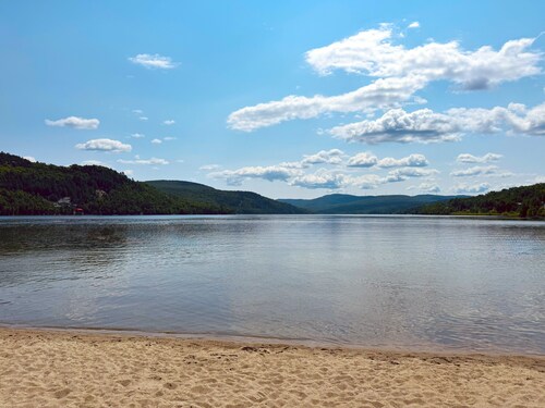 Snowmobile getaway in Island Pond with VAST trail access