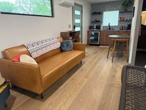 Smart TV - ~Modern River Valley Retreat with Private Hot Tub, walkable to Downtown Bastrop (Bastrop)