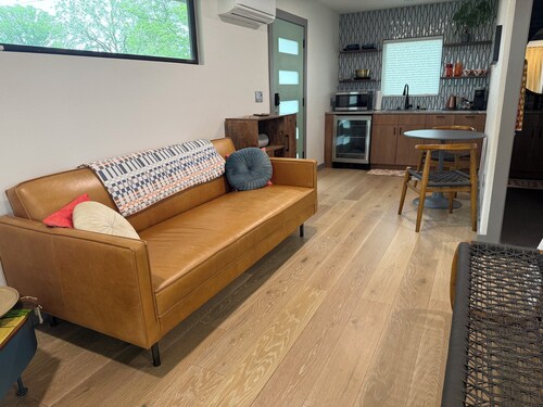 ~Modern River Valley Retreat with Private Hot Tub, walkable to Downtown Bastrop