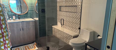 SĂšche-cheveux, serviettes fournies, savon, papier toilette