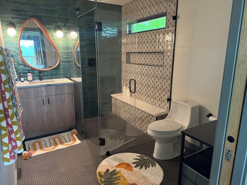 ~Modern River Valley Retreat with Private Hot Tub, walkable to Downtown Bastrop