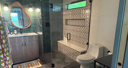 ~Modern River Valley Retreat with Private Hot Tub, walkable to Downtown Bastrop