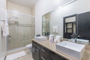 Douche, sèche-cheveux, serviettes fournies, savon