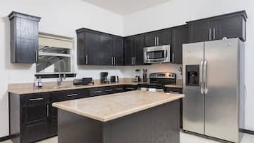 Mikrowelle, Ofen, Herdplatte, Geschirrspüler