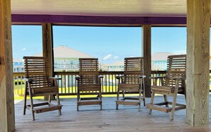 Terrace/patio - Handful of step to the beach! Family beach-house, BBQ, linens incl, pet friendly (Bolivar Peninsula)