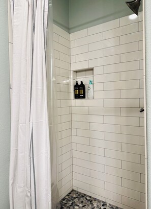 Shower, hair dryer, towels, soap - Handful of step to the beach! Family beach-house, BBQ, linens incl, pet friendly (Bolivar Peninsula)