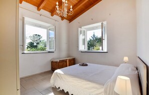 Travel cot, free WiFi - Cozy home in Massarosa (Massarosa)