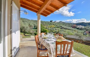 Outdoor dining - Cozy home in Massarosa (Massarosa)