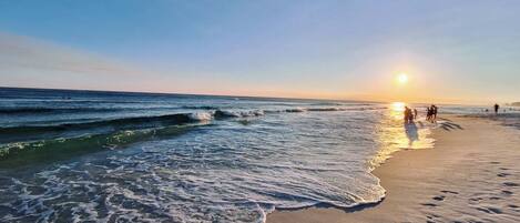 Ubicación cercana a la playa, tumbonas y toallas de playa
