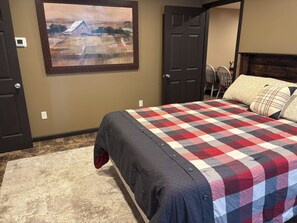 1 dormitorio, tabla de planchar con plancha, wifi y ropa de cama