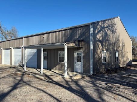 Exterior. Cozy 1-bedroom Bunkhouse with Trailer parking