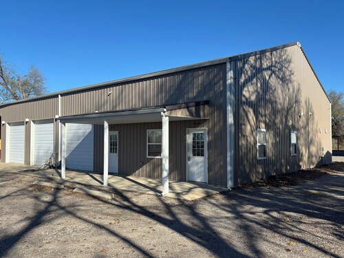 Cozy 1-bedroom Bunkhouse with Trailer parking