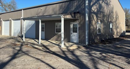 Cozy 1-bedroom Bunkhouse with Trailer parking