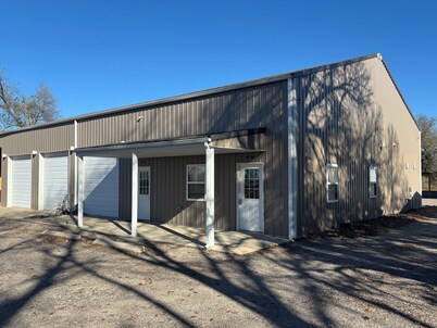 Cozy 1-bedroom Bunkhouse with Trailer parking