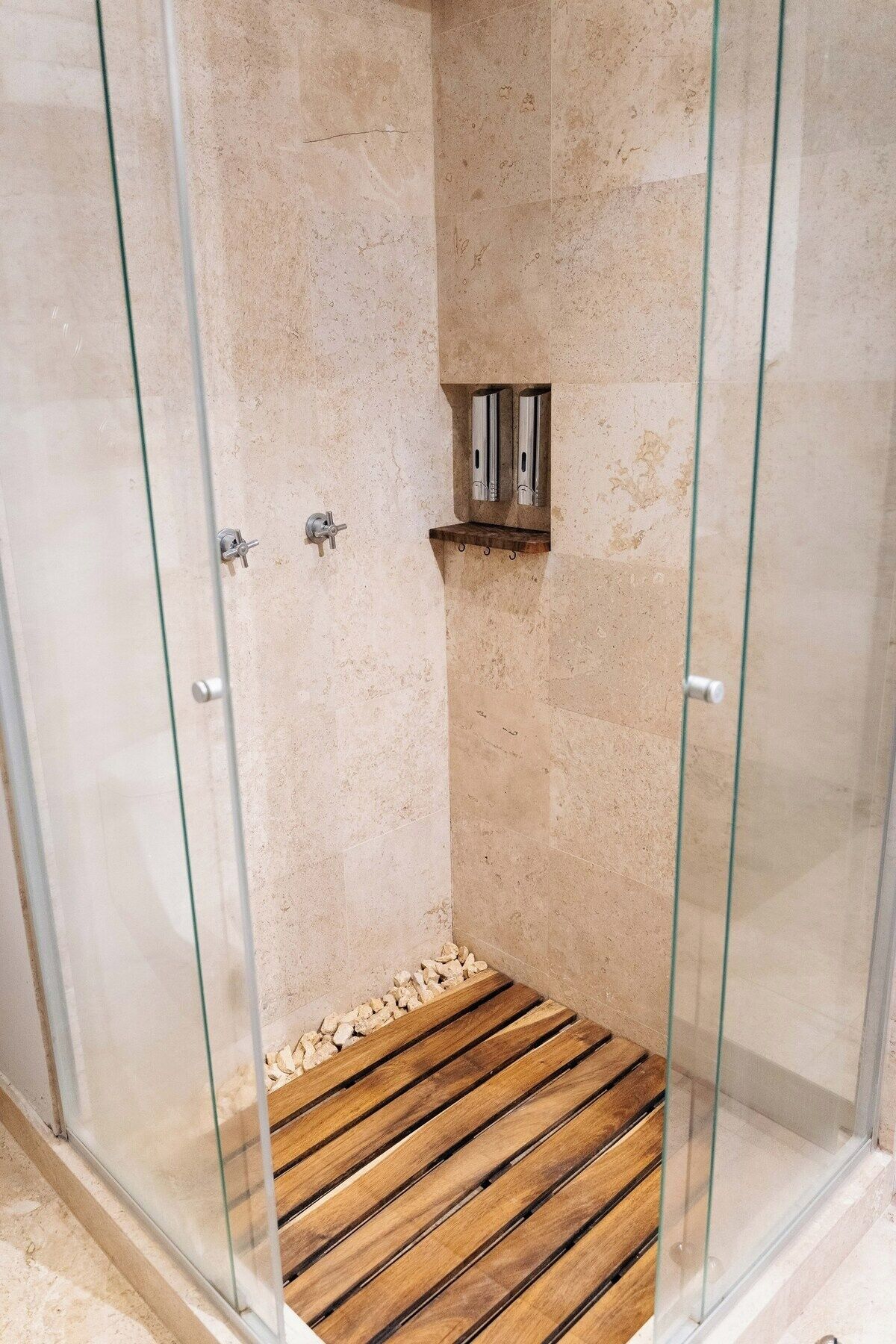 Hiustenkuivaaja, pyyhkeet, saippua, vessapaperi