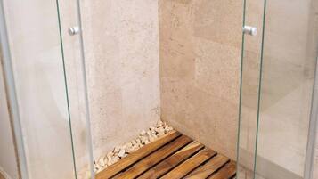 Hiustenkuivaaja, pyyhkeet, saippua, vessapaperi