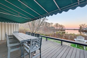 Outdoor dining - Water views! Walk to Beach - Deck - Pet Friendly (Biddeford)
