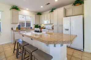 Fridge, microwave, oven, stovetop - Desert Breeze 4bed 3bath,  Casita ..SALT WATER Pool Spa, Golf views (Indio)