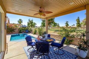 Outdoor dining - Desert Breeze 4bed 3bath,  Casita ..SALT WATER Pool Spa, Golf views (Indio)