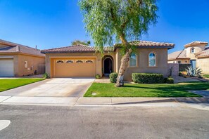Exterior - Desert Breeze 4bed 3bath,  Casita ..SALT WATER Pool Spa, Golf views (Indio)