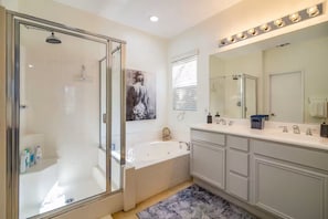 Shower, jetted tub, hair dryer, towels - Desert Breeze 4bed 3bath,  Casita ..SALT WATER Pool Spa, Golf views (Indio)