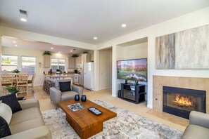 Smart TV, fireplace, video games, DVD player - Desert Breeze 4bed 3bath,  Casita ..SALT WATER Pool Spa, Golf views (Indio)