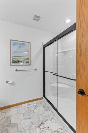 Dusche, Handtücher, Seife, Toilettenpapier