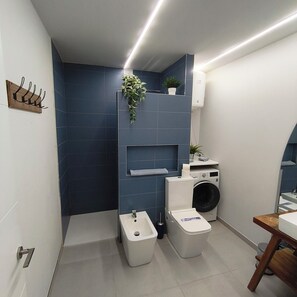 Douche, sèche-cheveux, bidet, serviettes fournies