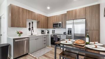 Kühlschrank, Mikrowelle, Ofen, Herdplatte