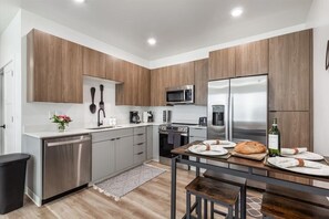 Fridge, microwave, oven, stovetop - Teton Timber Nook - Targhee, Tetons, Jackson (Driggs)