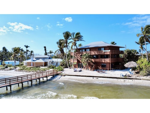 Redfish suite a Welcoming 1-bedroom unit in a beach lodge right on the water